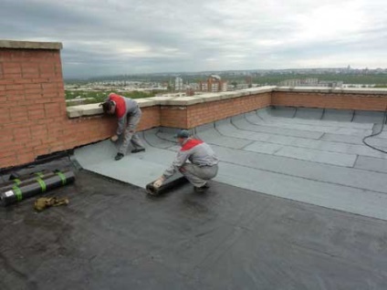 A tetőn parapet típusú kötény készülék és csomópont szomszédossági