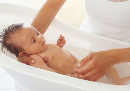 Az első fürdés a baba - a titkait megfelelő fürdő újszülöttek