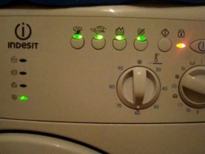 Miért van a mosógép leáll a mosási folyamat során