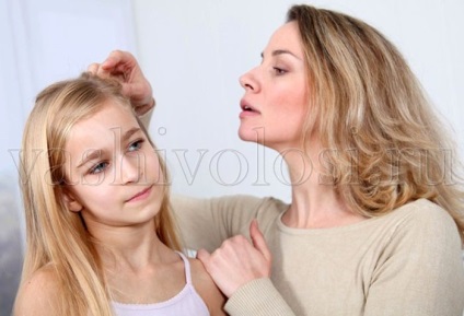 A gyermek megvakarja a fejét, tippeket a hajad