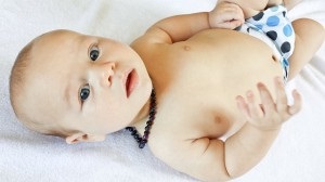 A gyermek 4 hónap nem kapcsol át vissza a gyomor és a hátsó okok