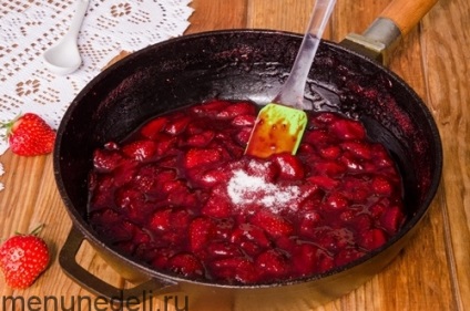 Recept Tarta karamellizált szamóca (karamell) Recept torta karamellizált eperrel