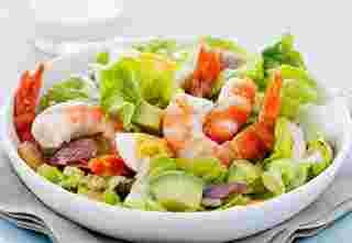 Cézár saláta garnélarák és a csirke (Caesar garnélarák recept) Cézár saláta garnélarák és a csirke