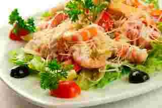 Cézár saláta garnélarák és a csirke (Caesar garnélarák recept) Cézár saláta garnélarák és a csirke