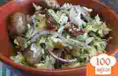 Cézár saláta sonkával, paradicsommal és kenyérkockákkal