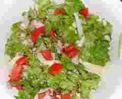 Cézár saláta sonkával, paradicsommal és kenyérkockákkal