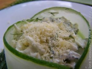 Káposzta saláta sajttal és uborka