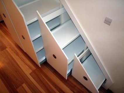 Szekrény a lépcső alatt, a második emeleten egy fotó, videó használati