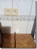 Normál telepítés konnektorok és kapcsolók a padló a konyhában