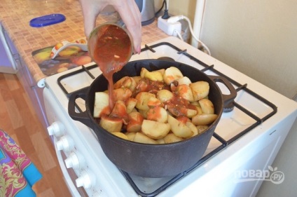 Spareribs burgonyát egy üst (üst bordák burgonya) Sertésborda burgonyával bográcsban