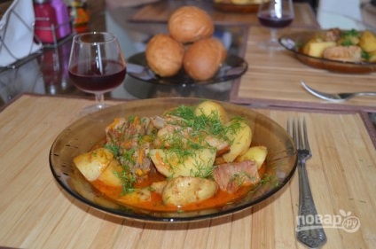 Spareribs burgonyát egy üst (üst) Sertésborda burgonyával bográcsban