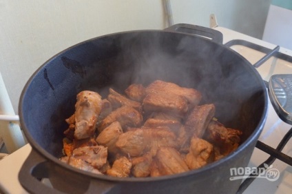 Spareribs burgonyát egy üstben (bordák) Sertésborda burgonyával bográcsban