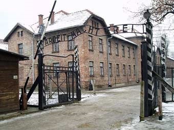 A kapuk Auschwitz ellopta a híres jel Arbeit macht frei