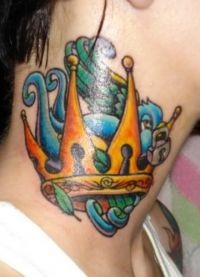 Crown tetoválás a nyakán
