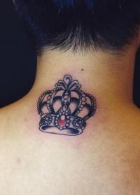 Crown tetoválás a nyakán