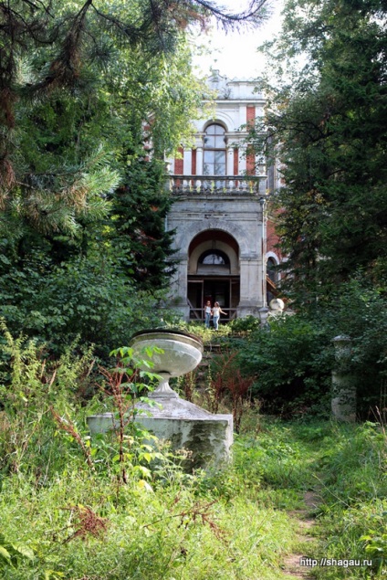 Manor bikák és pszeudo-gótikus templom Vladimir Moszkva közelében