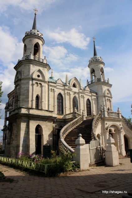 Manor bikák és pszeudo-gótikus templom Vladimir Moszkva közelében