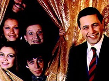 A színfalak mögött - egy görbe tükör (online video) A színfalak mögött - egy görbe tükör