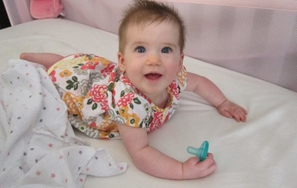 5 hónapos baba fejlesztési mód a nap, álom és játékszerek öt hónap csecsemők