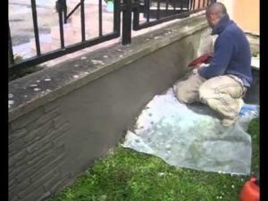 Beton pincében a kerítés a kezüket (a kerítés) Beton pincében a kerítés kezével