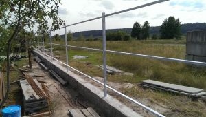 Beton pincében a kerítés a kezüket (tüdő féle kerítés) Beton pincében a kerítés kezével