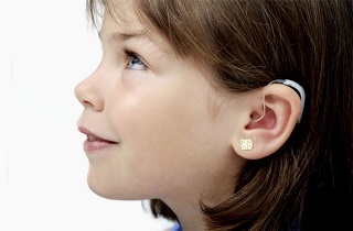 Mi a különbség egy hallókészüléket erősítő hallás és hang
