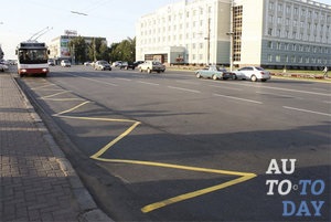 Mit jelent a sárga útburkolati jelek az autópályákon