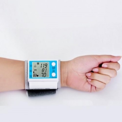 Nyomás a jobb csuklóját vérnyomásmérés a csuklón digitális tonometer