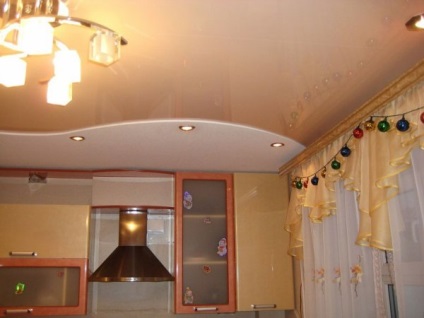 Photo mennyezet a konyhában (fotó gipszkarton mennyezetek a konyhák számára) Photo mennyezet a konyhában