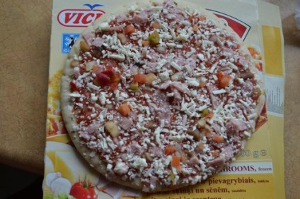 Főzés ízletes fagyasztott pizza a mikrohullámú