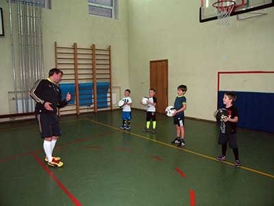 Hogyan kell tanítani a gyermeket, hogy focizni