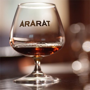Hogyan lehet megkülönböztetni a hamis konyak „Ararát” az eredeti