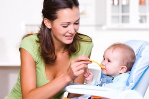 Hogyan kell bevezetni a szilárd ételek egy gyermek anyatejjel takarmányozási szabályokat a táblázatot