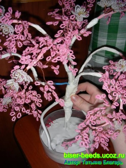 Hogyan szövik a Sakura fa gyöngyöket a kezét