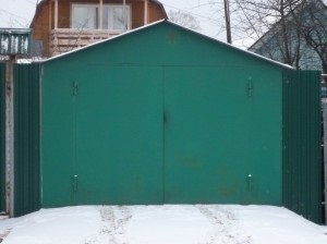 Hogyan tegye a garázsban jobb (jobbra) az udvarban Az udvaron a garázs, hogy rendbe