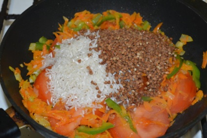 Hajdina kása rizzsel és zöldségek egy serpenyőben -, hogyan kell főzni hajdina és a rizs a köret,