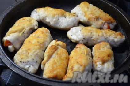 Csirke tekercs sajttal és paradicsommal - a recept egy fotó