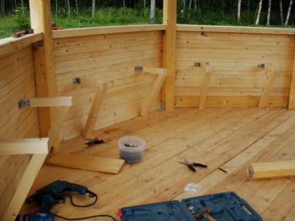 Padok a pavilonban a kezüket (saját) Padok a pavilonban a kezüket
