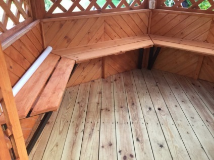 Padok a pavilonban a kezüket (saját) Padok a pavilonban a kezüket