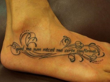 Betűkkel tetoválás átadása latin lányok