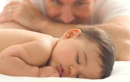 Egy újszülött nem alszik - mi legyen a baba alszik napközben és éjszaka