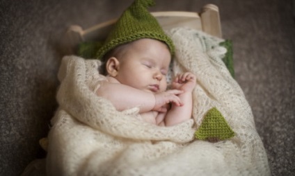 Újszülött a szemét forgatja, amikor az alvás normális változata a betegség vagy a tünetek (videó)