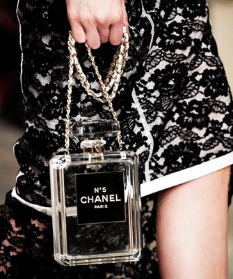Sajátosságait Chanel stílusú fotó és leírás a ízét „Chanel №5», táskák és ékszerek