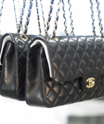 Sajátosságait Chanel stílusú fotó és leírás a ízét „Chanel №5», táskák és ékszerek