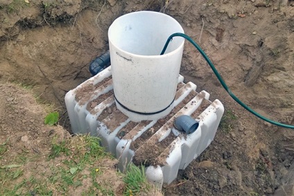 Olajteknő vízelvezető a ház beton gyűrűk, tégla (az ellenkező irányba mozgás) Olajteknő vízelvezető a ház beton gyűrűk, tégla