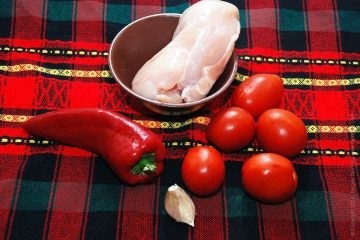 Tészta csirke, paradicsomszósszal és fűszerek