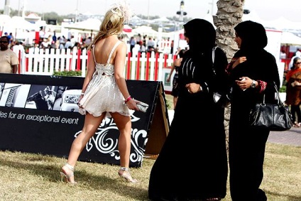 Szabályzat megjelenés itt: Dubai, Abu Dhabi (Egyesült Arab Emírségek), hogyan kell öltözni az EAE, ruha