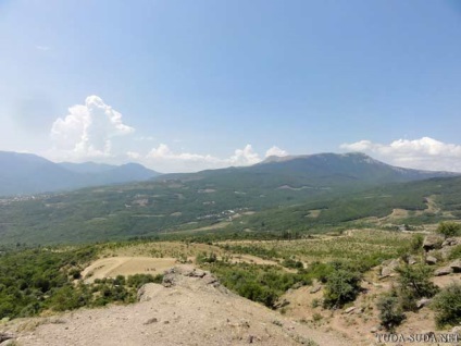 A séta a völgyben a szellemek és a Mount Demerdzhi a Krímben