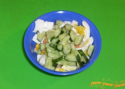 Recept saláta garnélarák, tojás, uborka, a rizs és a kukorica
