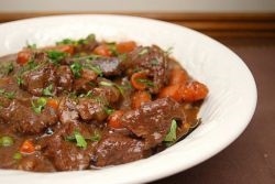 Pörkölt marha mártás (spread paradicsompüré) Párolt marhahús szósszal